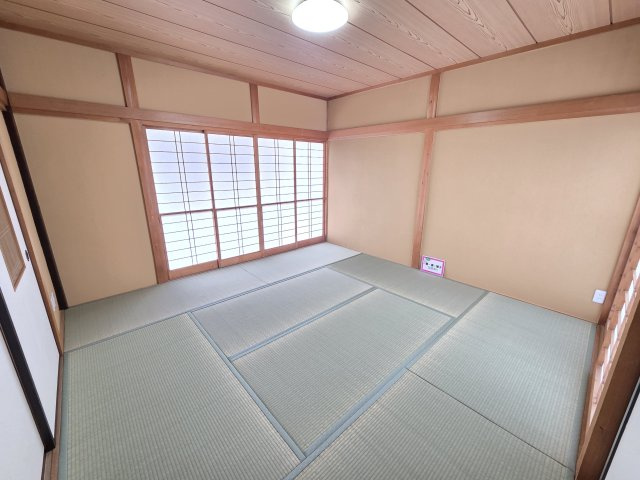 太田市鳥山上町　中古住宅の和室|8帖と広々とした和室です。