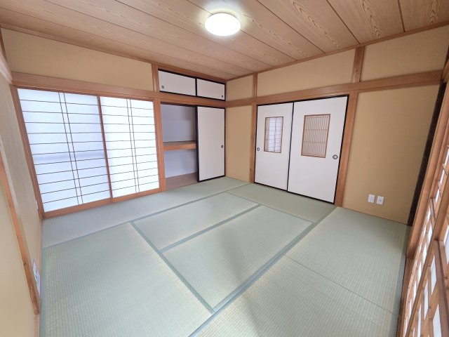 太田市鳥山上町　中古住宅の収納|8帖と広々とした和室です。