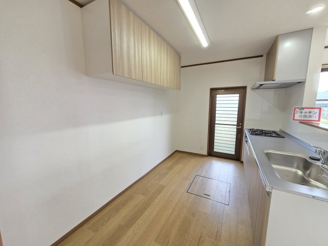 太田市鳥山上町　中古住宅のキッチン|キッチンは吊戸棚付き！