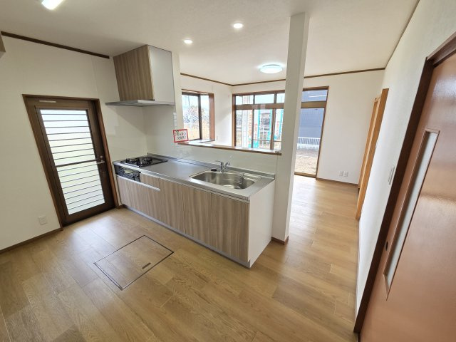太田市鳥山上町　中古住宅の居間・リビング|対面式のキッチンなのでご家族とのコミュニケーションがとりやすいですね♪