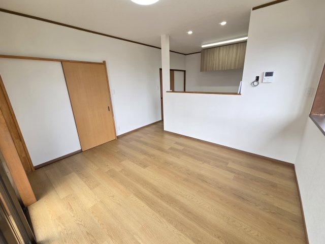 太田市鳥山上町　中古住宅の居間・リビング|12帖のリビングです