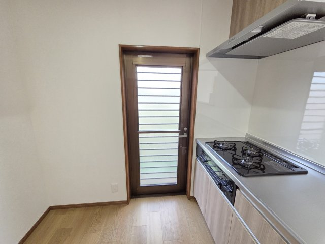 太田市鳥山上町　中古住宅のキッチン|キッチンには便利な勝手口付き！