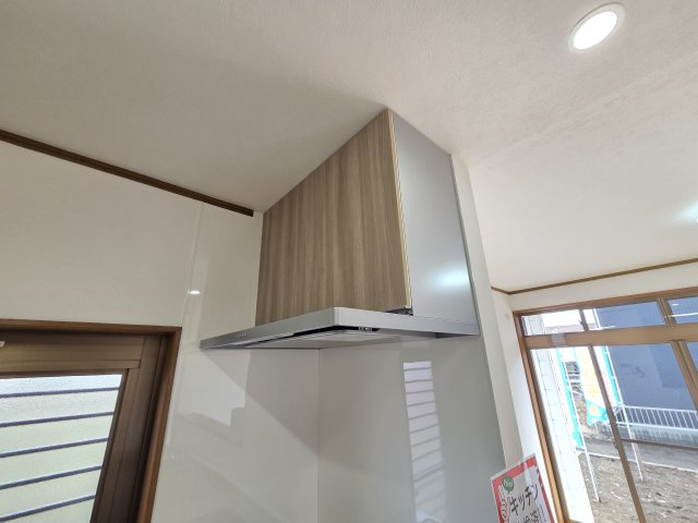太田市鳥山上町　中古住宅のキッチン|キッチンはスリムタイプのファンが付いています