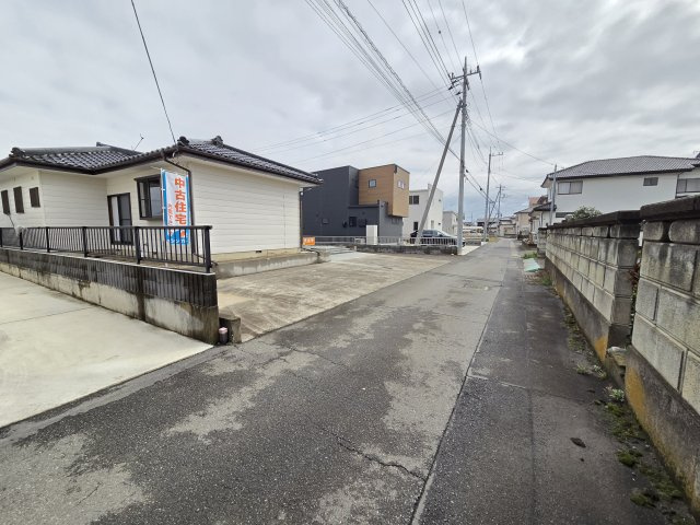 太田市鳥山上町　中古住宅の前面道路含む現地写真|西側前面道路幅員約3.0ｍ