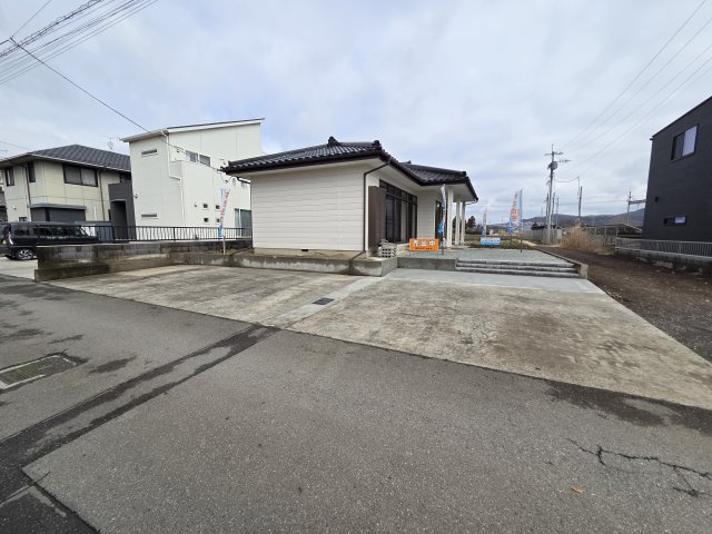 太田市鳥山上町　中古住宅の駐車場|駐車は並列2台+1台可能！