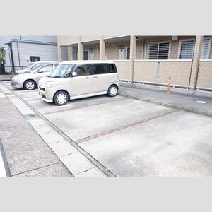 タクティスの駐車場