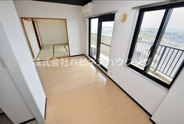 INSURANCE(インシュランス) BLDG.(ビルディング) Ⅸ(ナイン)船橋の居間・リビング|ゆったり過ごせるリビングです