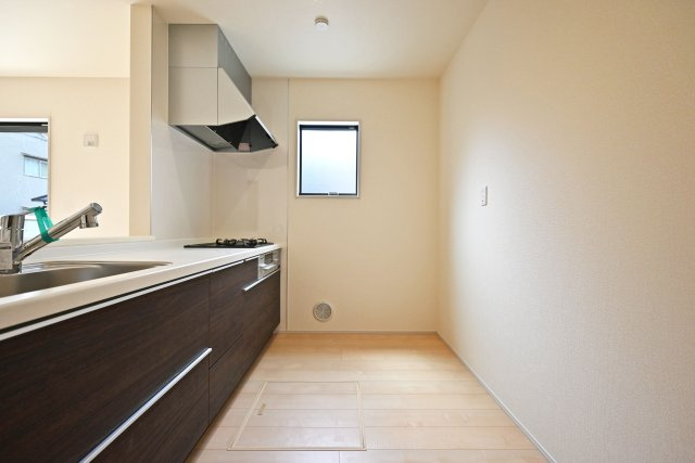 リーブルガーデン尼崎市南初島町新築一戸建て｜3LDK＋駐車1台可のキッチン|キッチン後ろのスペースも広く、ご入居後に設置するカップボードの幅も広がります。特にLDKが広い住宅の場合はカップボードなどのメインインテリアを大きくするとバランスが良くなります。