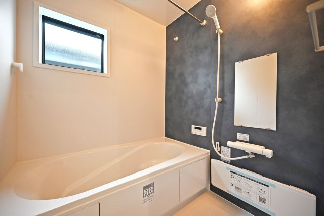リーブルガーデン尼崎市南初島町新築一戸建て｜3LDK＋駐車1台可の浴室|1階浴室の内観写真です。浴室暖房乾燥機付きのユニットバス。小窓付きで広々としており、1日の疲れをしっかり癒せる空間となっております。