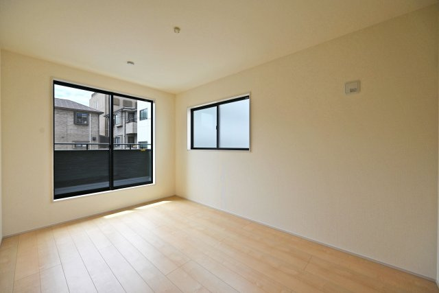 リーブルガーデン尼崎市南初島町新築一戸建て｜3LDK＋駐車1台可の寝室|2階主寝室想定の洋室です。 広さは約7.2帖でクイーンベットの配置も可能です。
シンプルな間取りになっているのでどんな家具でも合います。