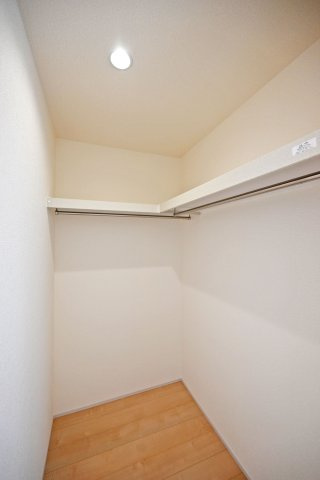リーブルガーデン尼崎市南初島町新築一戸建て｜3LDK＋駐車1台可の収納|-主寝室(2F)-
ダウンライト付きのWICLを備えており、様々な物をすっきり収納することが出来ます。