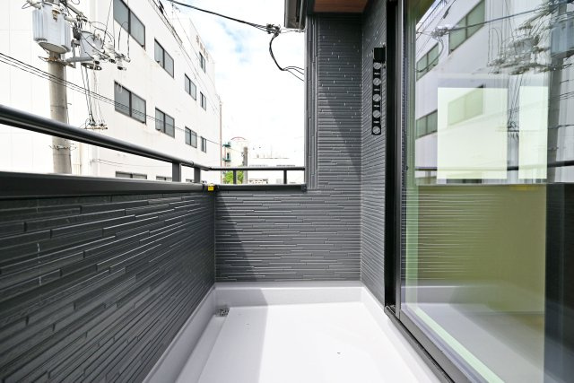 リーブルガーデン尼崎市南初島町新築一戸建て｜3LDK＋駐車1台可のバルコニー|バルコニーには奥行きがあってたくさんの洗濯物を干すことができます◎ 標準で物干し金具が設置されています。
