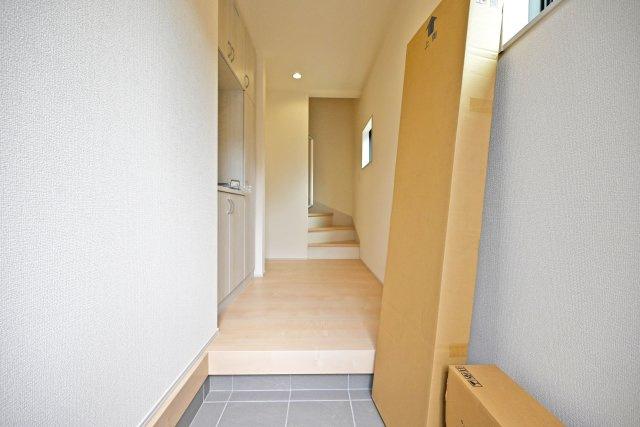 リーブルガーデン尼崎市南初島町新築一戸建て｜3LDK＋駐車1台可の玄関|1階玄関入ってすぐの内観写真です。 上部まで収納があるシューズBOX付き。 毎日使う玄関回りも常に片付いた状態を維持できそうです。