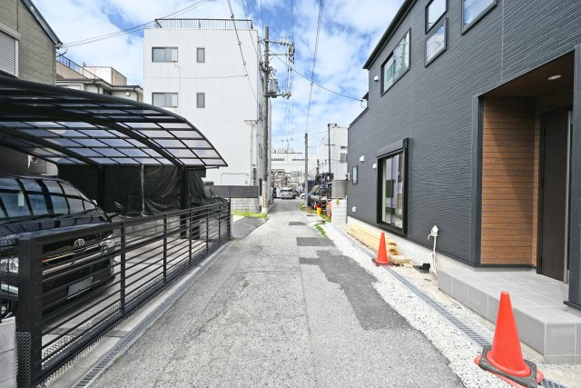 リーブルガーデン尼崎市南初島町新築一戸建て｜3LDK＋駐車1台可の前面道路含む現地写真|南側道路幅は約4ｍ幅です。