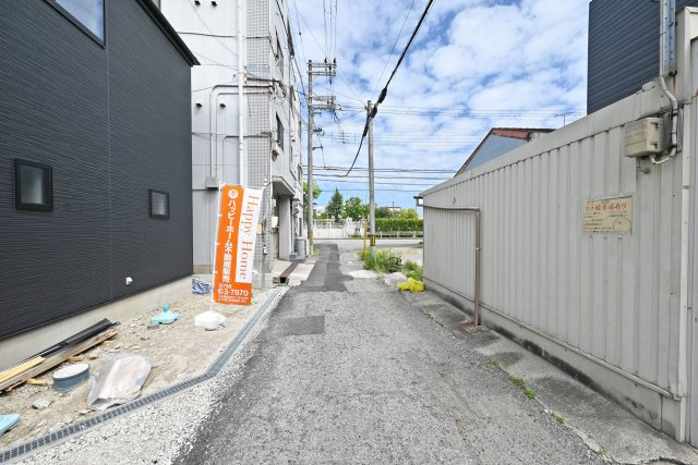 リーブルガーデン尼崎市南初島町新築一戸建て｜3LDK＋駐車1台可の前面道路含む現地写真|東側道路幅は約4ｍ幅です。