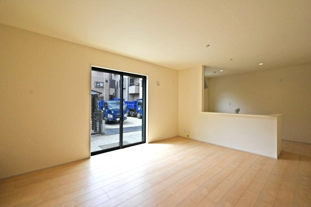 リーブルガーデン尼崎市南初島町新築一戸建て｜3LDK＋駐車1台可の居間・リビング|キッチンは対面式ながらカウンタータイプの為手元を隠しながら調理とコミュニケーションの両立が可能。実用性と意匠性を兼ね備えたLDKに仕上がりました。キッチンからの配膳効率も良いのが魅力です。