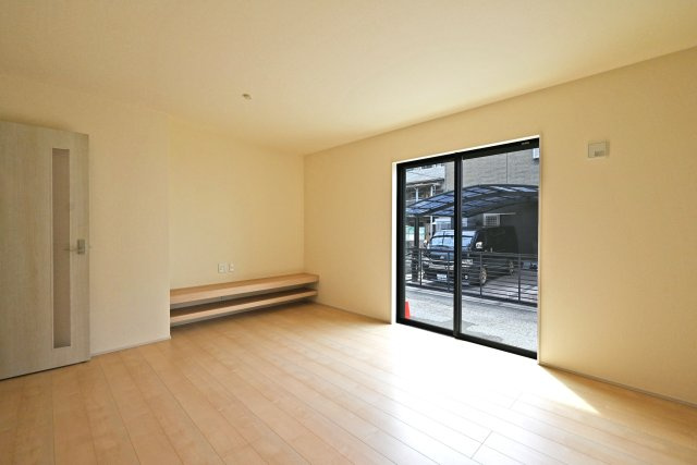 リーブルガーデン尼崎市南初島町新築一戸建て｜3LDK＋駐車1台可の居間・リビング|1階LDKの広さは約15.6帖で、リビングセットを置いても十分な広さが確保されています。 明るく広々としたリビングで家族団らんのひと時をお楽しみ下さい◎