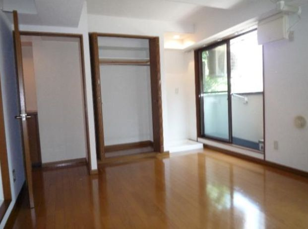 ガーデンパレス早稲田の寝室|お掃除がしやすいフローリングのお部屋☆