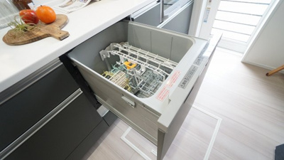 【キッチン】 | 東区福田８丁目　４ＬＤＫ＋ＳＩＣ、ランドリーＲ、ＷＩＣ、サンＲ付き新築 | 食器洗い乾燥機付き