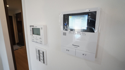 【内装】 | 東区福田８丁目　４ＬＤＫ＋ＳＩＣ、ランドリーＲ、ＷＩＣ、サンＲ付き新築 | 給湯操作パネル、ＴＶモニタインターホン
お風呂の準備も楽ちん
来客対応、セキュリティ対策も充実