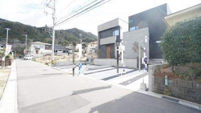 【前面道路含む現地写真】 | 東区福田８丁目　４ＬＤＫ＋ＳＩＣ、ランドリーＲ、ＷＩＣ、サンＲ付き新築 | ４ＬＤＫ＋ＳＩＣ、ランドリールーム、ＷＩＣ、サンルーム
パントリー、食洗器付き対面キッチン
車２台～駐車できます
床下収納、ＴＶモニタインターホン、勝手口
機能、収納とも充実したコスパ良の新築