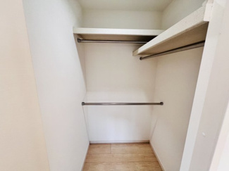 【収納】 | 千葉市美浜区稲毛海岸５丁目　中古戸建　JR京葉線【稲毛海岸駅】 | ウォークインクローゼット。取り出しやすいのはもちろん、毎日のお洋服選びが楽しくなりますね