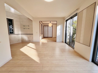 【居間・リビング】 | 千葉市美浜区稲毛海岸５丁目　中古戸建　JR京葉線【稲毛海岸駅】 | ご家族の集まるLDKは約16.9帖。毎日の始まり迎える大切な空間はいつでも心地良い空間に。
