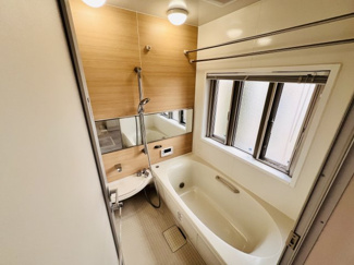 【浴室】 | 千葉市美浜区稲毛海岸５丁目　中古戸建　JR京葉線【稲毛海岸駅】 | 一日の疲れを癒してくれる浴室は広々とした浴槽です。床はお子様やご高齢者にも優しい転倒防止タイプ。水はけを良くする機能のもありますので、お掃除もラクになりますね！