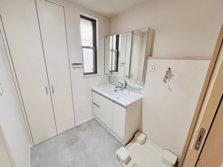 【独立洗面台】 | 千葉市美浜区稲毛海岸５丁目　中古戸建　JR京葉線【稲毛海岸駅】 | 歯磨き、メイク、整髪。ゆとりの洗面スペースは、ご家族と時間が重なっても快適にお使いいただけます。