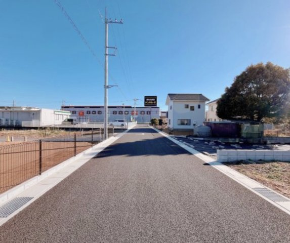【前面道路含む現地写真】 | 東松山市石橋第1期　ワイウッドコート　新築戸建　全5棟　3号棟