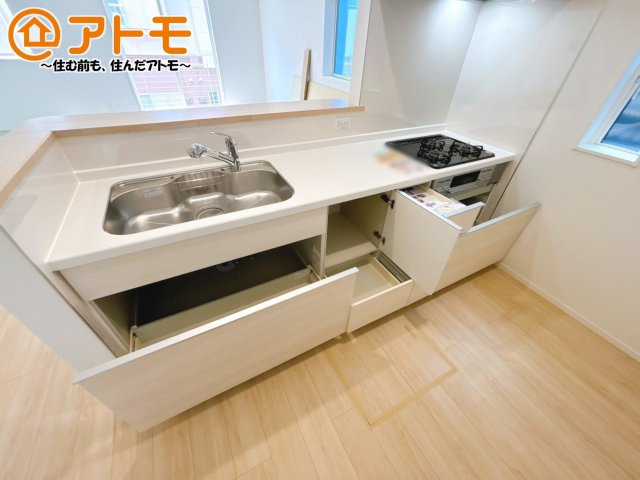 【キッチン】 | 沼津市高尾台第6　新築一戸建て　2号棟 | リビングで遊ぶお子様にも目が届く、安心感で選ぶなら対面キッチン♪