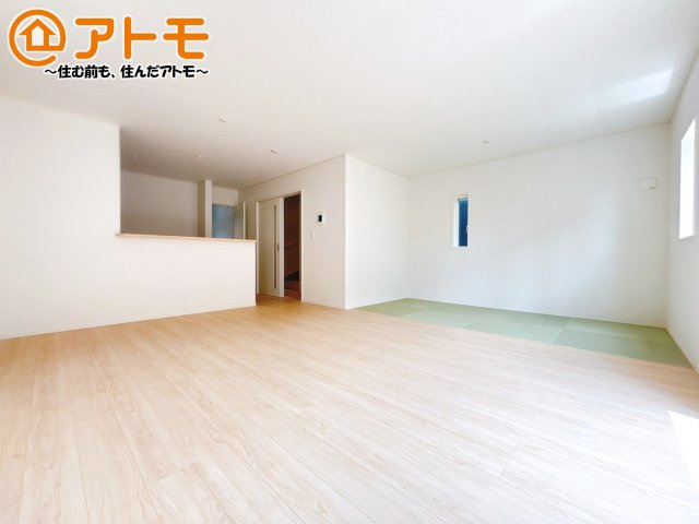 【居間・リビング】 | 沼津市高尾台第6　新築一戸建て　2号棟 | 家族団らんのイメージは、リビングを思い浮かべませんか？リビングこそ広々とした空間が良いですね♪