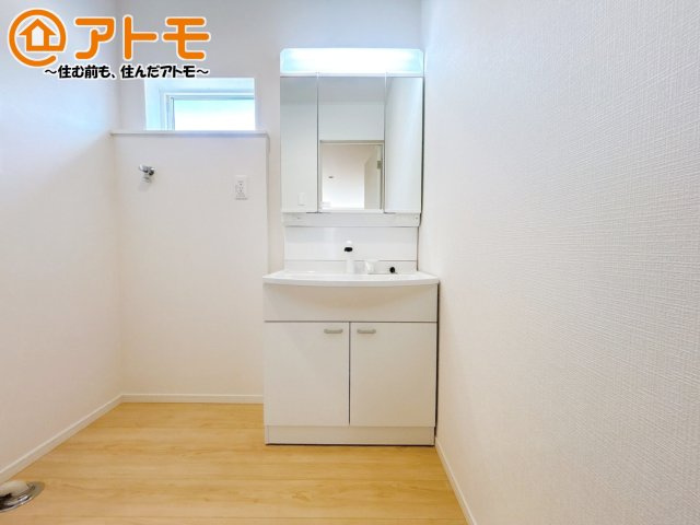 【独立洗面台】 | 沼津市高尾台第6　新築一戸建て　2号棟 | 収納豊富な３面鏡の洗面化粧台は使い勝手良好♪