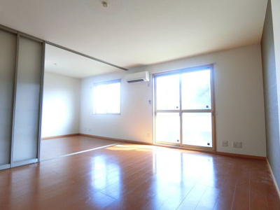 【居間・リビング】 | グリーンスクエアC棟 | イメージ102号室の写真（反転あり）