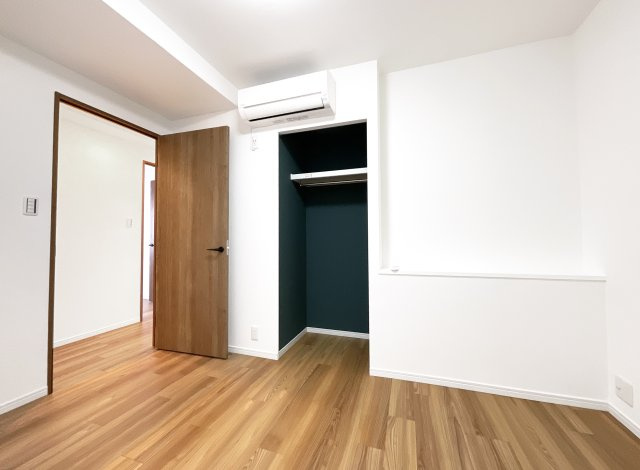 【洋室】 | コスモ桃山南口 | 【洋室約5.0帖】こちらのお部屋にはエアコンが設置されております。全室にエアコンが設置できるので暑い夏、寒い冬にはとても助かります。