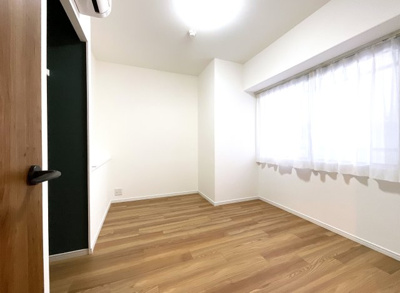 【洋室】 | コスモ桃山南口 | 【洋室約5.0帖】実際にこちらの物件を内覧して、ご家族団らんの暮らしを想像してみませんか？
ここをスタートに、お客様にとってベストなお家を探して下さい。