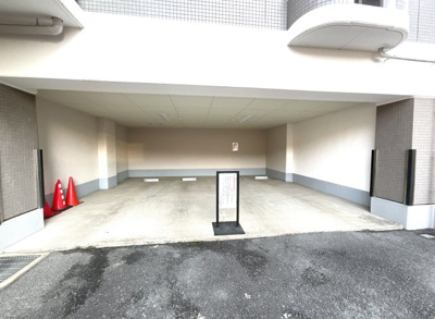 【駐車場】 | コスモ桃山南口 | 【来客用駐車場】マンション敷地内に来客用の駐車場2台分が完備されています。
