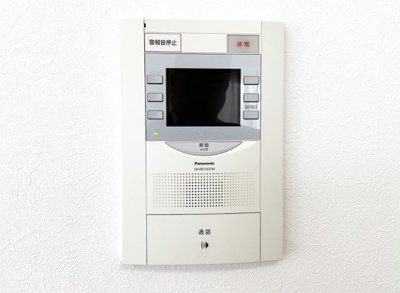 【防犯設備】 | コスモ桃山南口 | 【TVモニタ付インターホン】玄関ドアを開けずに来客確認が出来てお子様やご年配の方は特に安心です。