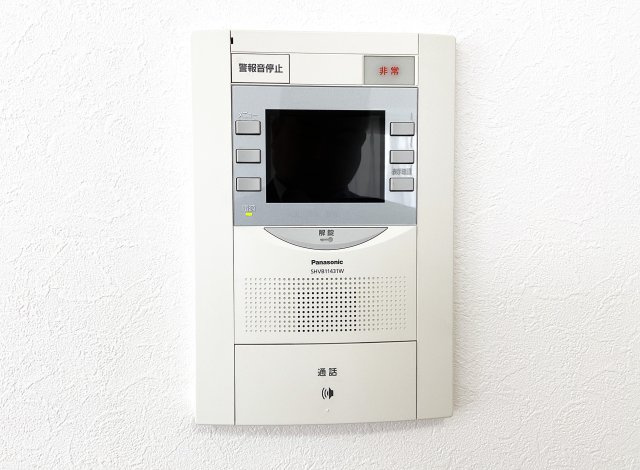 【防犯設備】 | コスモ桃山南口 | 【TVモニタ付インターホン】玄関ドアを開けずに来客確認が出来てお子様やご年配の方は特に安心です。