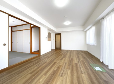 【居間・リビング】 | コスモ桃山南口 | 《2面採光》で明るく風通しの良いLDKです。2面バルコニーなので風通しもよく快適な室内です(*´▽｀*)