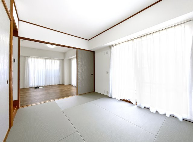 【和室】 | コスモ桃山南口 | 【和室6帖】LDK続きの和室です。扉を開放すれば21.7帖の広々としたスペースにつながります。畳も表替していますので気持ちよく過ごせます。