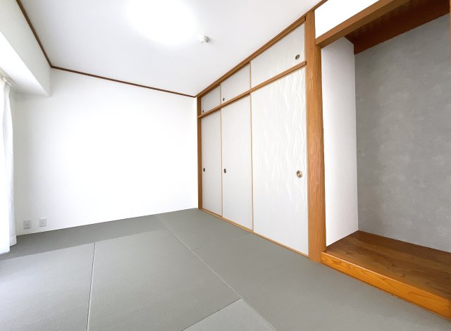 【和室】 | コスモ桃山南口 | 【和室6帖】こちらの和室は大容量の押し入れがあり、床の間もあります。和室があると癒されますね。