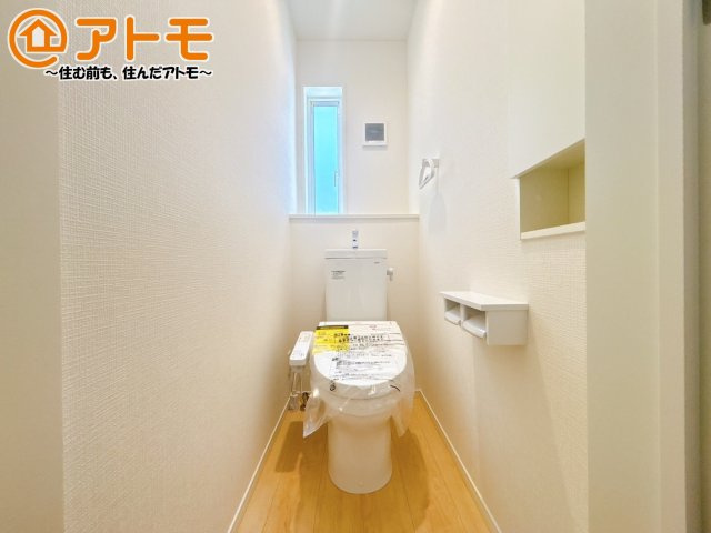 【トイレ】 | 沼津市高尾台第6　新築一戸建て　3号棟 | 窓があり換気もすぐにできる、清潔感のあるトイレです♪