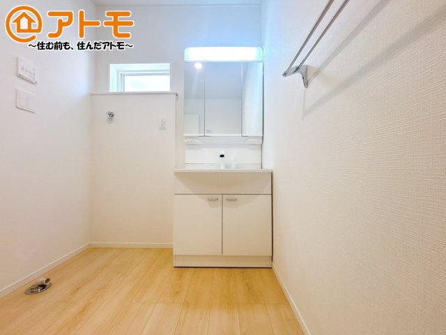 【独立洗面台】 | 沼津市高尾台第6　新築一戸建て　3号棟 | 洗面所って朝に混み合いませんか？広々とした脱衣所、３面鏡の独立洗面台で朝の時間を少しお手伝い♪