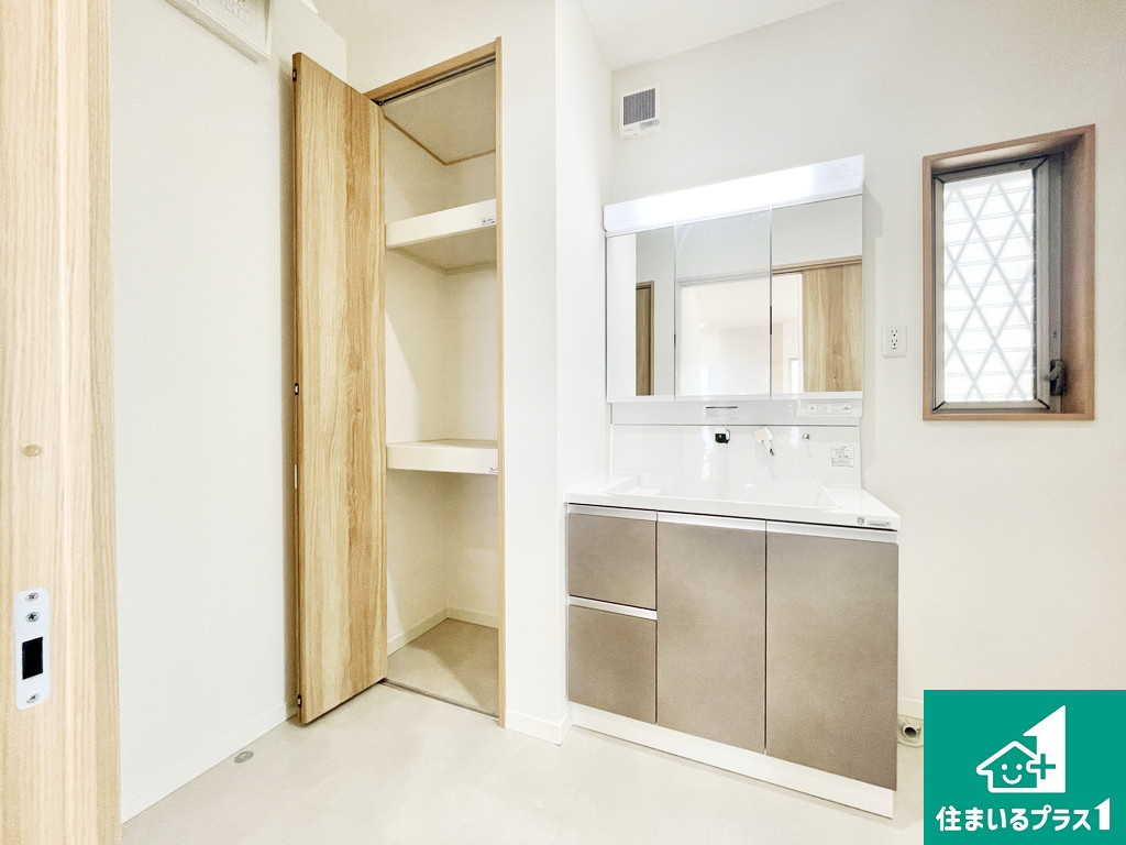 堺市西区鳳西町　中古戸建の駐車場|テラス屋根付き♪