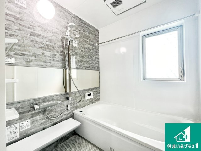 堺市西区鳳西町　中古戸建の居間・リビング|リビングには大型の収納がつきます♪