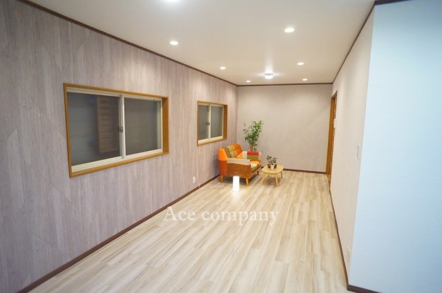 【居間・リビング】 | 八尾市本町7丁目 | 【LDK：約15帖】クロス貼替え、床フロアタイル・CF張替え、水廻り設備一新、ダウンライト新設、照明器具設置、ハウスクリーニング済みです☆