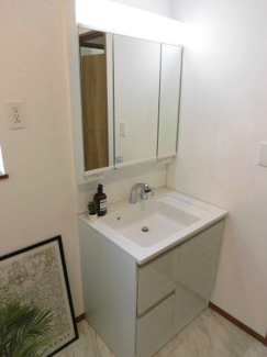 【独立洗面台】 | 町田市南大谷１丁目新築戸建　E号棟 | 身支度に便利な三面鏡付き洗面台です。