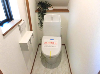 【トイレ】 | 町田市南大谷１丁目新築戸建　E号棟 | 窓があるので明かりが入り、換気もできますね。