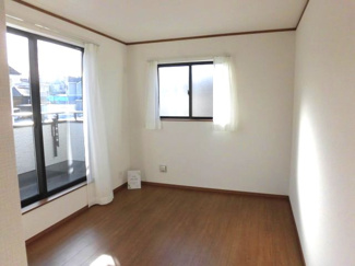 【洋室】 | 町田市南大谷１丁目新築戸建　E号棟 | ２階洋室　６．５帖
バルコニーに面した明るい洋室です。